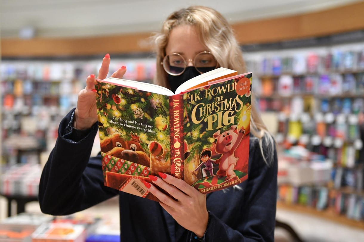 Harry Potter után ismét varázslatos világba visz J. K. Rowling új regénye