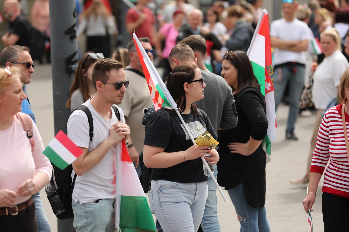 Gyűlik a tömeg Magyar Péter tüntetésére