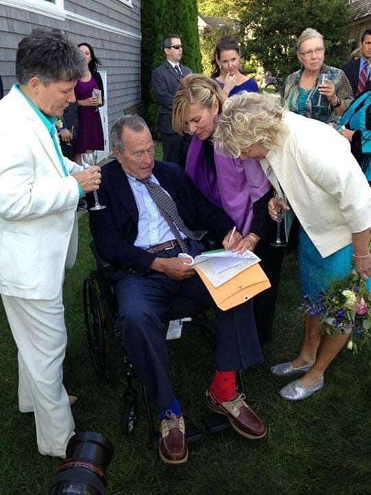 Bush felemás zokniban jelent meg a leszbikus pár esküvőjén – fotó