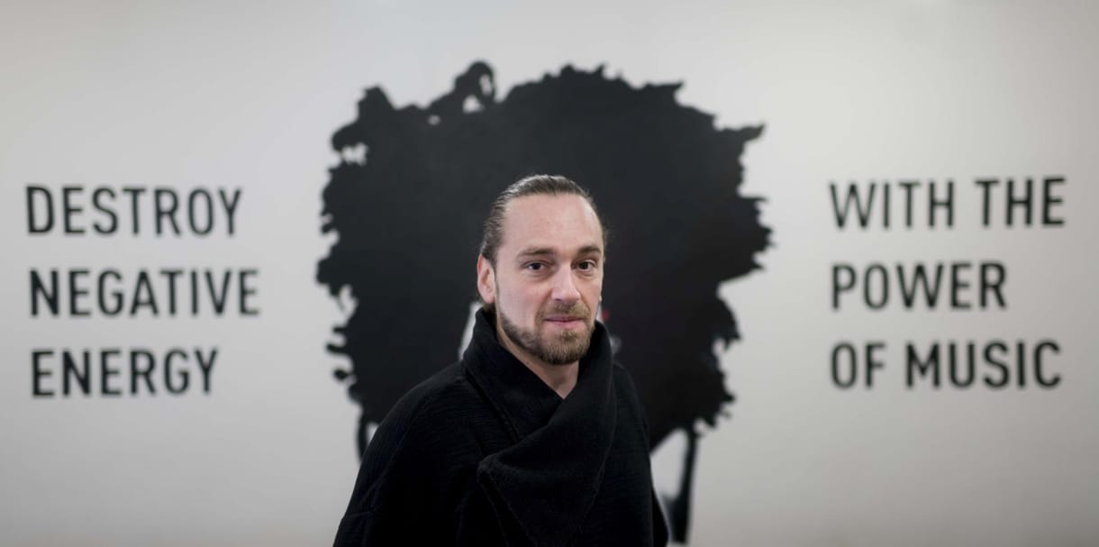 Simon Márton novellát írt a hatvanpusztai antilopokról: „Ott galoppozik 15 ellopott év, a Cili meg a Kata milliárdjai, a Tóniék milliós fogpiszkálói, ott kocog a nemzet analfabéta bölcse, a Lőrinc”