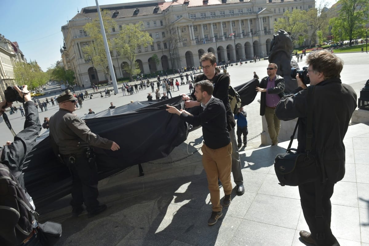 Fotók: Óriási fekete zászlót vitt a PM a Parlamenthez