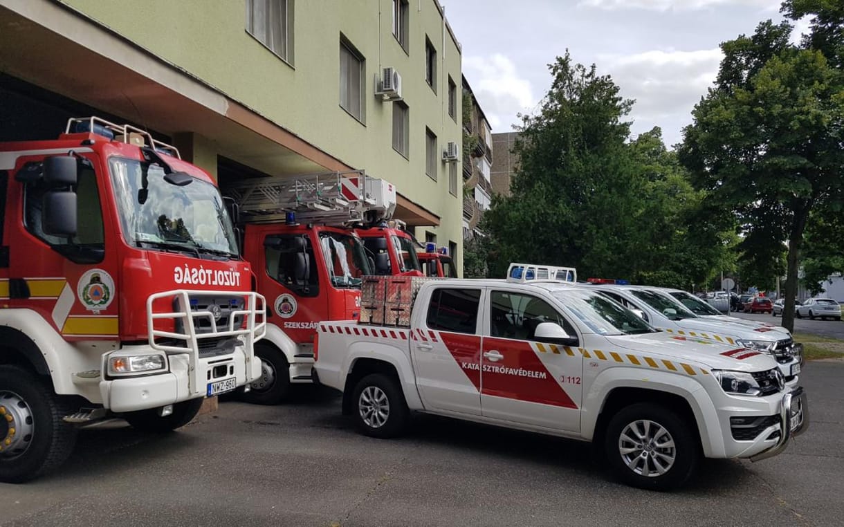 Ismeretlen büdös anyag miatt egész éjjel mosták a csatornát az I. kerületben