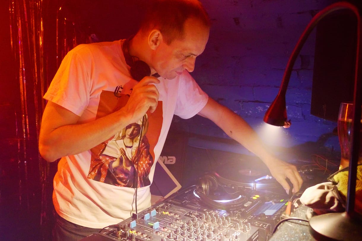 Dj Infragandhi: „A világ most rosszakat rezeg, és a zenék is döntően sötétebbek” – Földes András filmje