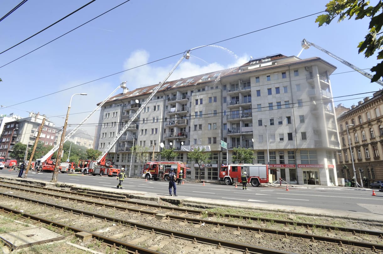 Óvintézkedések nélkül dobálták le a Soroksári úti ház tetejéről a cserepet és a kőzetgyapotot