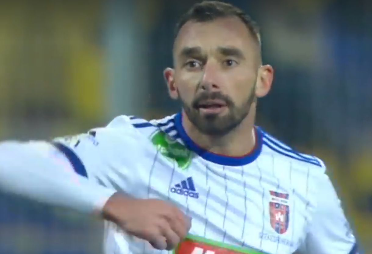 Gerincen rúgta ellenfelét a magyar válogatott védője – videó