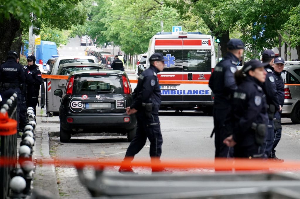 Tizennégy éves diák nyitott tüzet egy belgrádi iskolában, a lövöldözésnek legalább kilenc halálos áldozata van