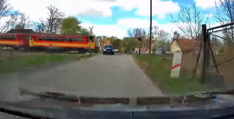 Bemutatta egy sofőr Nyíregyházán, miért indított figyelmeztető kampányt a MÁV a vasúti átjárókban