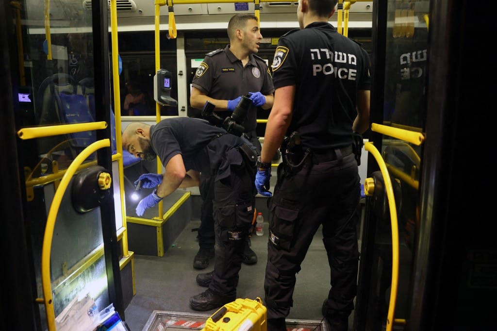 Utasokkal teli buszra nyitott tüzet egy támadó Jeruzsálemben