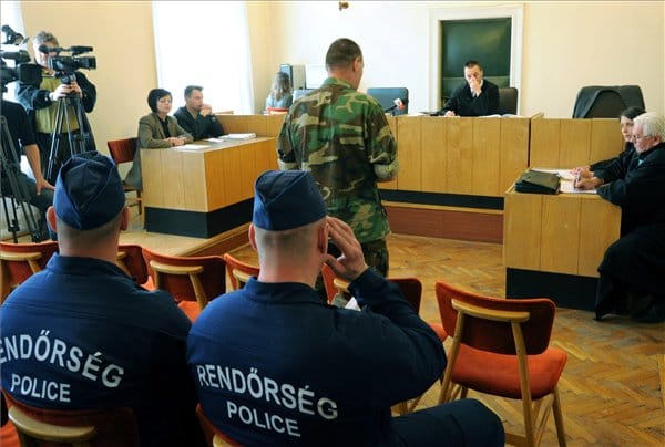 Fotó: a Véderő vezetője és tagjai a bíróság előtt