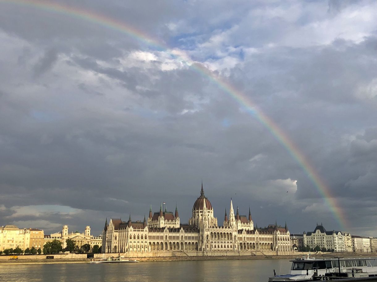 Szivárvány provokált a Parlament fölött