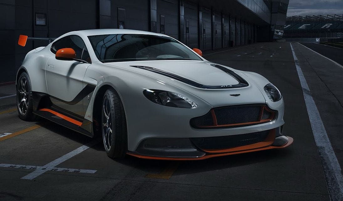 Hatszáz lóerős versenyautót küld utcára az Aston Martin