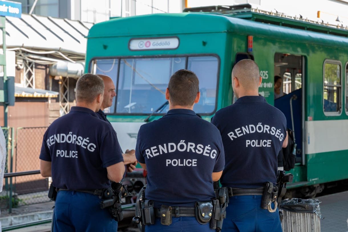 Az élettársát és a jegyellenőrt is megverte a HÉV-en randalírozó férfi