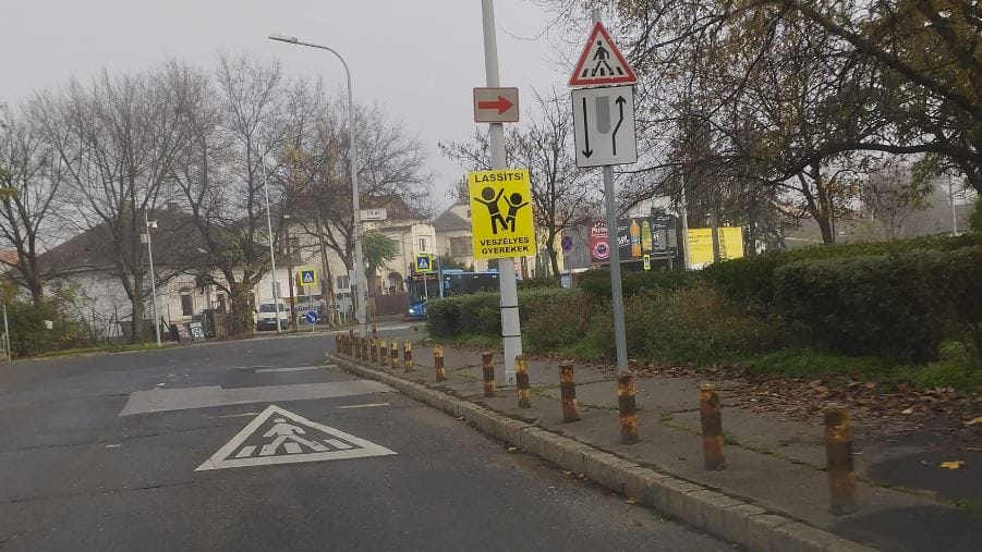 „Veszélyes gyerekek” tábla tűnt fel egy játszótér közelében