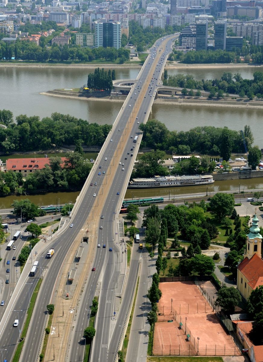 Baleset miatt lezárták Flórián téri felüljárót (és nem az Árpád-hidat)
