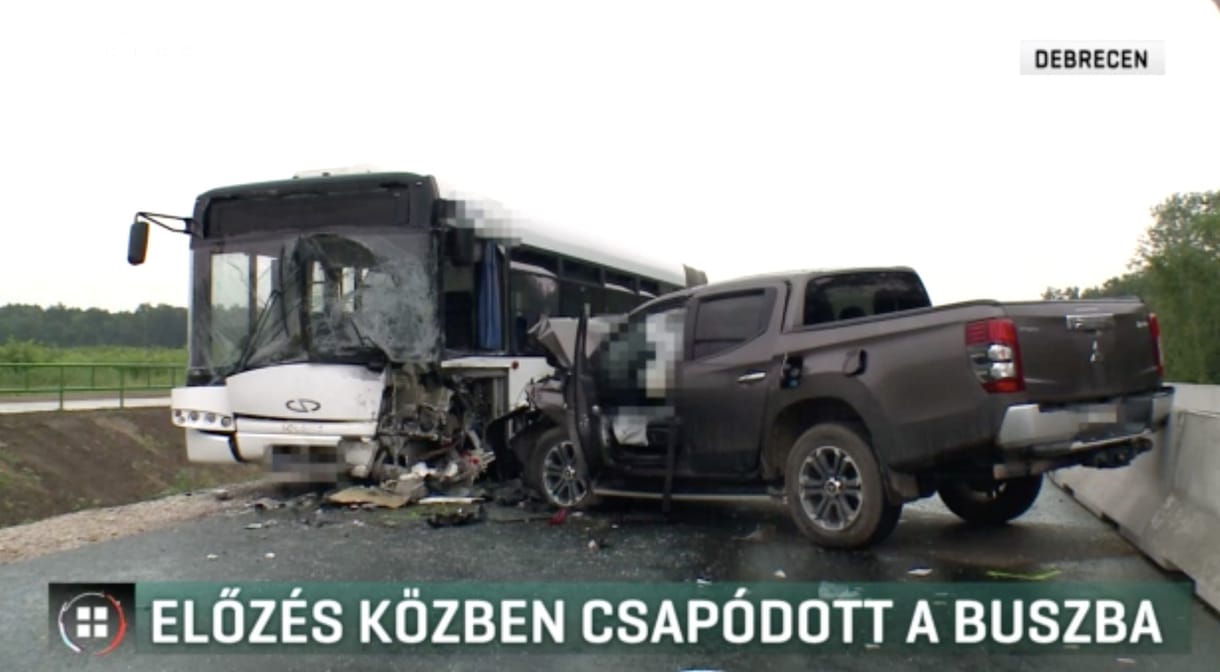 Előzés közben csapódott a buszba egy terepjáró