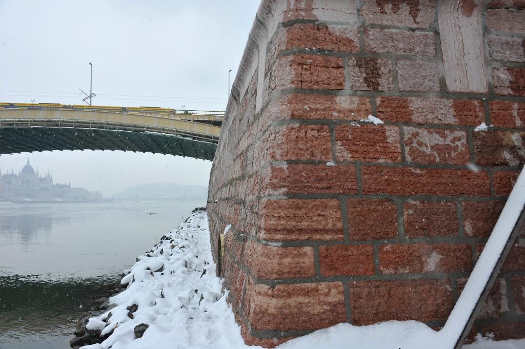 Tényleg ronda lett a rakpartfal új kőburkolata (fotókkal)