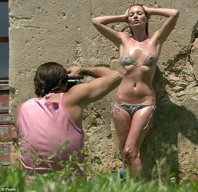 Fotó: Kate Moss a meztelen fotózás előtt, pici bikiniben 