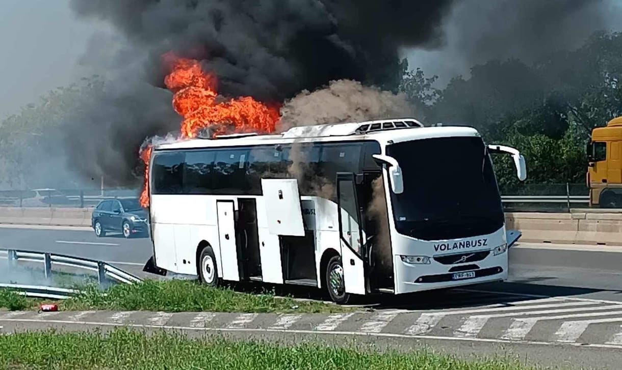 Kigyulladt és teljesen kiégett egy Volánbusz az M3-ason, egy sávot lezártak – fotók