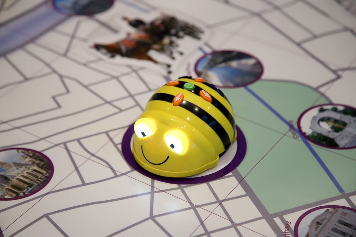 Robotméhvel tanulnak programozni a bécsi kisiskolások