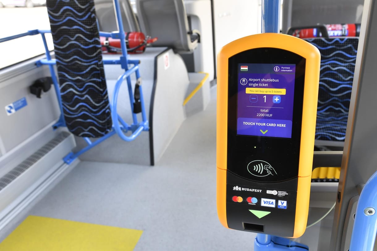 A gyanútlan turisták akár tízezer forintot is bukhatnak a 100E reptéri busz jegyautomatájának sajátos működésén