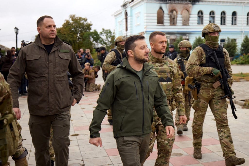 Váratlanul megjelent Zelenszkij a frissen visszafoglalt Izjumban