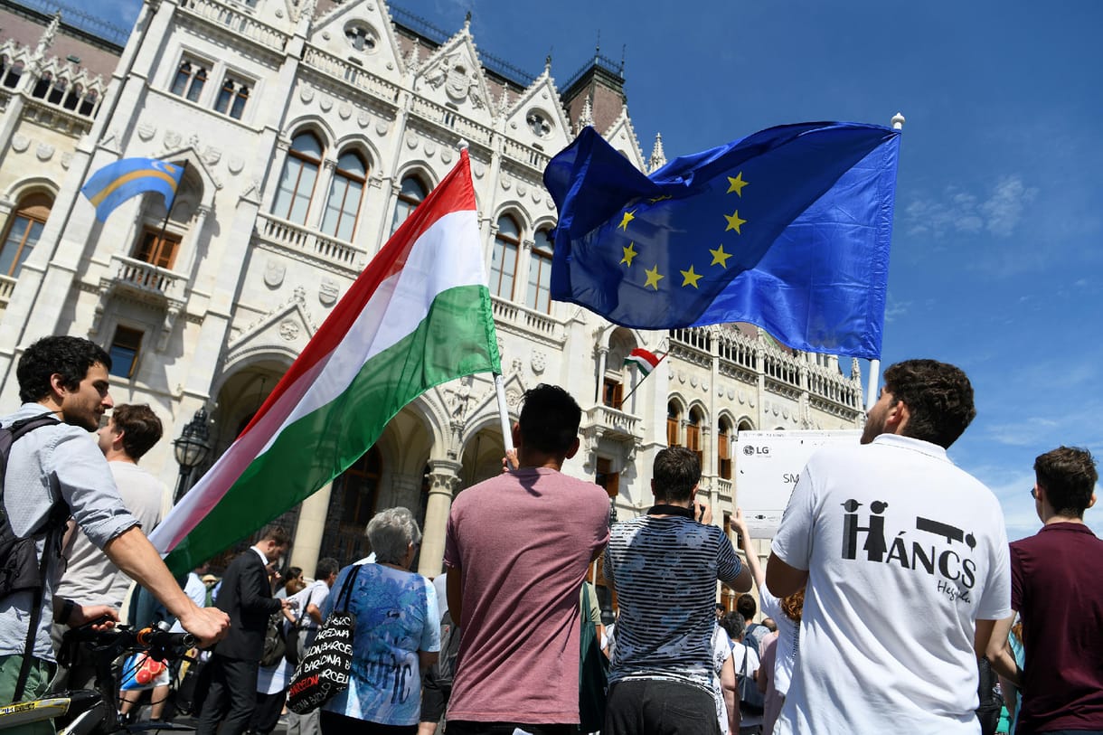 Medián: Ha Orbán ki akarna lépni az EU-ból, egy népszavazáson kétharmados vereséget szenvedne