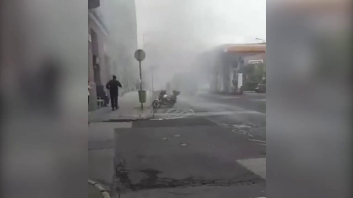 Videón, ahogy a benzinkúttól pár lépésre égett ki egy BKV-busz