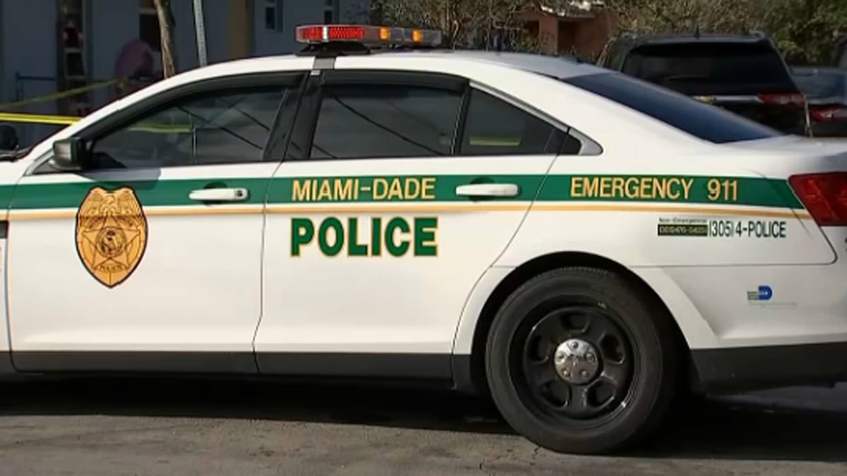 Rátérdelt egy fekete nő nyakára egy rendőr Miamiban