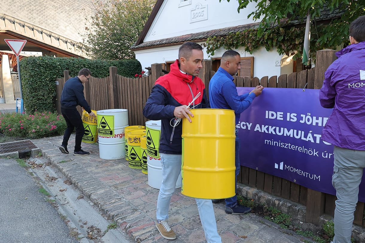 Akkuhulladékot vitt a Momentum Orbán háza elé