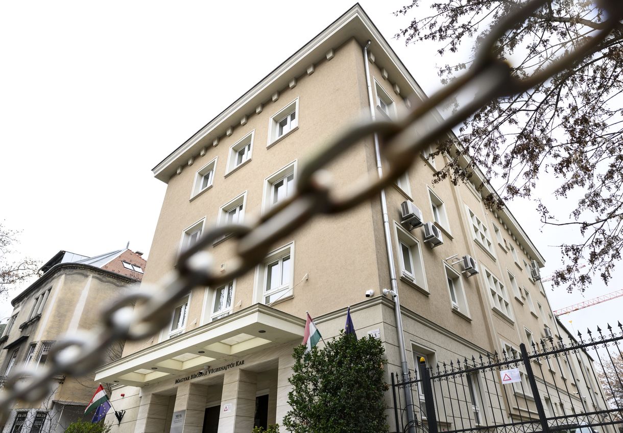 Több százmilliós buktával adta el ingatlanait a végrehajtói kar Schadl elfogása idején, de a rendőrség szerint ez nem hűtlen kezelés