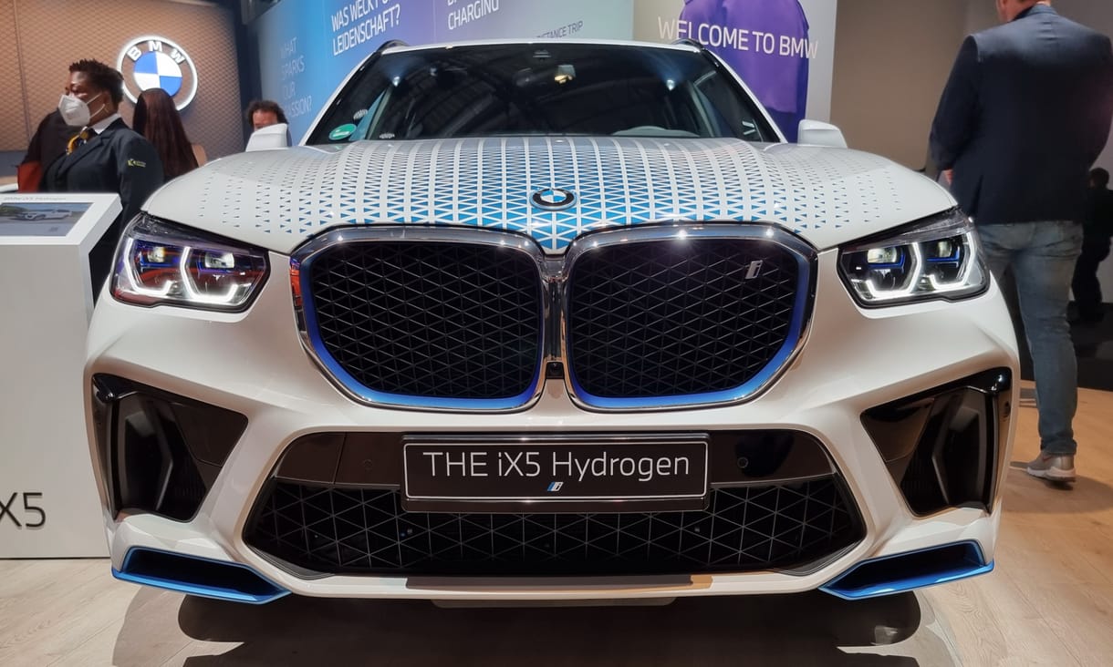 Beültünk a BMW pár perc alatt feltölthető villanymotoros autójába