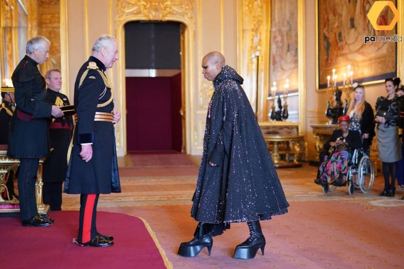 Emlékezetes fotó készült arról, ahogy Károly király kitünteti a Skunk Anansie énekesnőjét