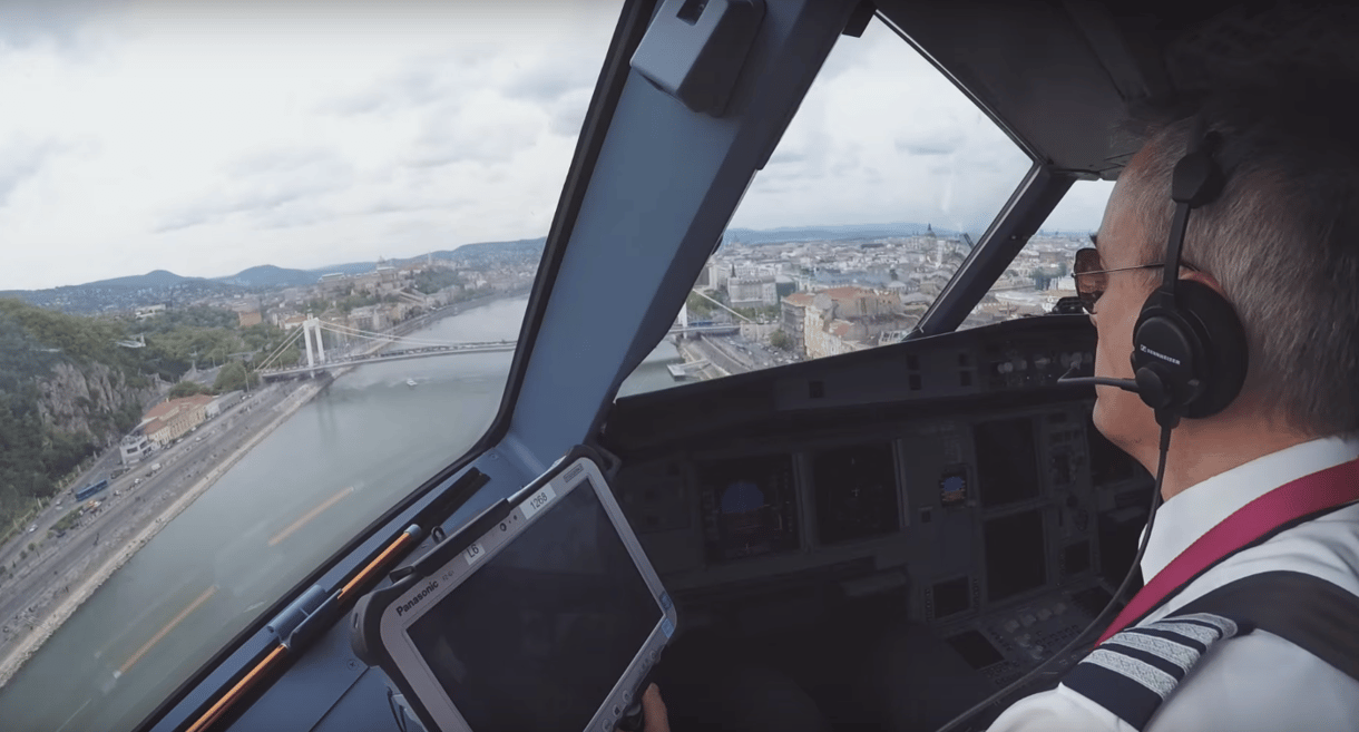 Ezt látták a pilóták, amikor a Wizz Air repülője alacsonyan szállt Budapesten – videó