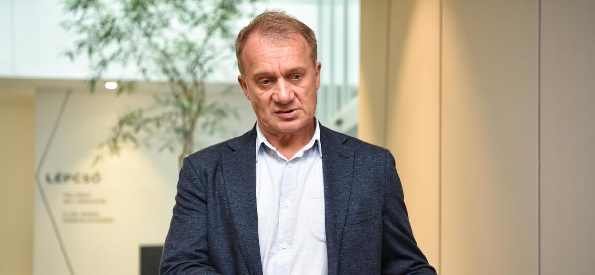Felfüggesztették Varju László mentelmi jogát