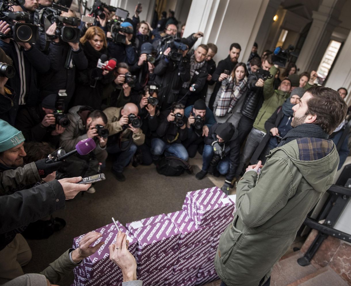A Momentum kocsikban vinné szavazni a külföldön élő magyarokat