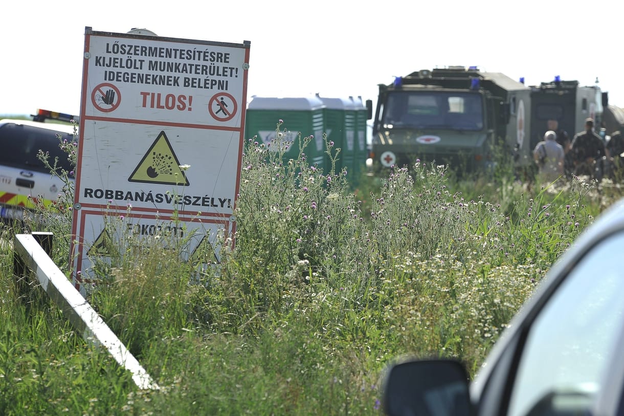 HM: Nem a túl sok túlóra miatt robbantak fel a tűzszerészek a Hortobágyon
