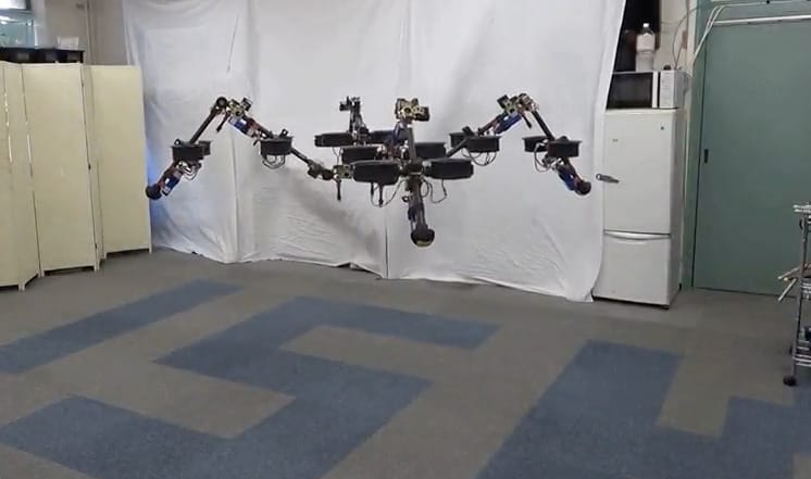 Lidérces keresztezés: 15 kilós repülő robotpókot építettek Japánban