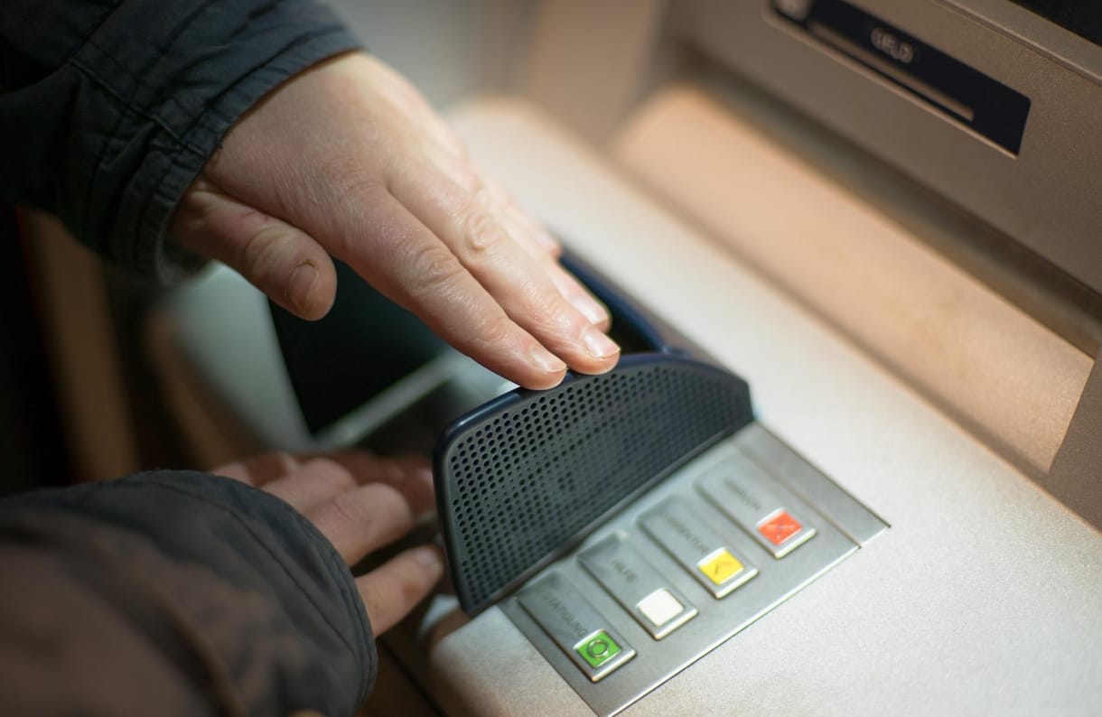 Kiraboltak és bántalmaztak egy külföldit, amikor pénzt akart kivenni egy körúti bankautomatából