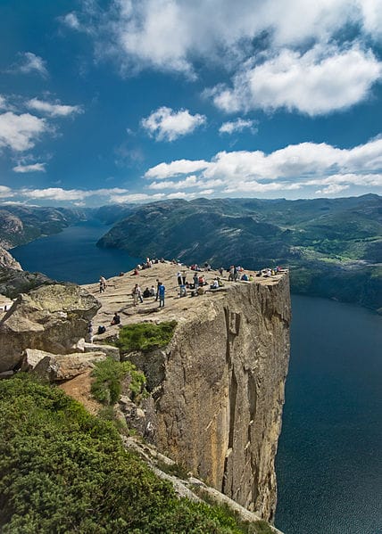 Lezuhant egy ember a félelmetes Preikestolen sziklaszirtről
