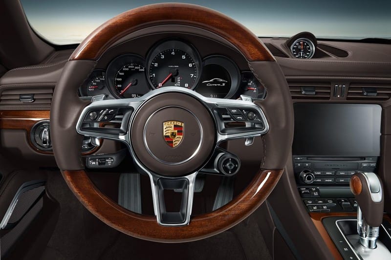 Menő vagy ciki a fakormány egy Porsche 911-ben?