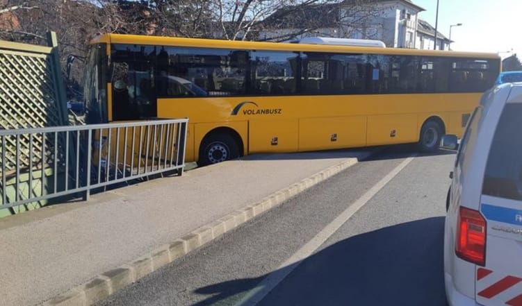 Rosszul lett a sofőr, letért a busz egy hídról Győrben