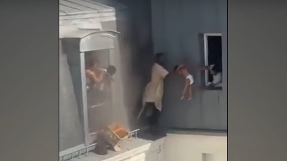A párkányon egyensúlyozva mentett ki két családot egy férfi egy égő házból Párizsban – videó