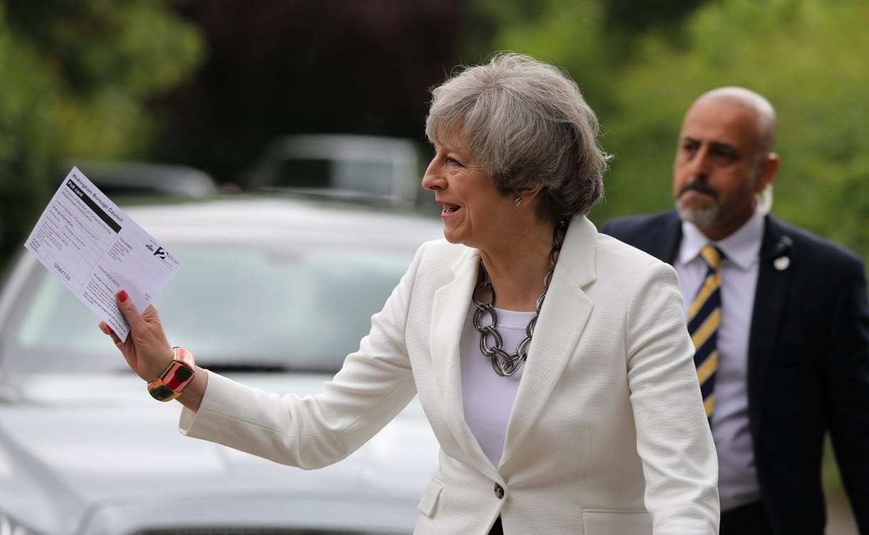 Választási sokk után is Theresa May marad a brit miniszterelnök - ÉLŐ