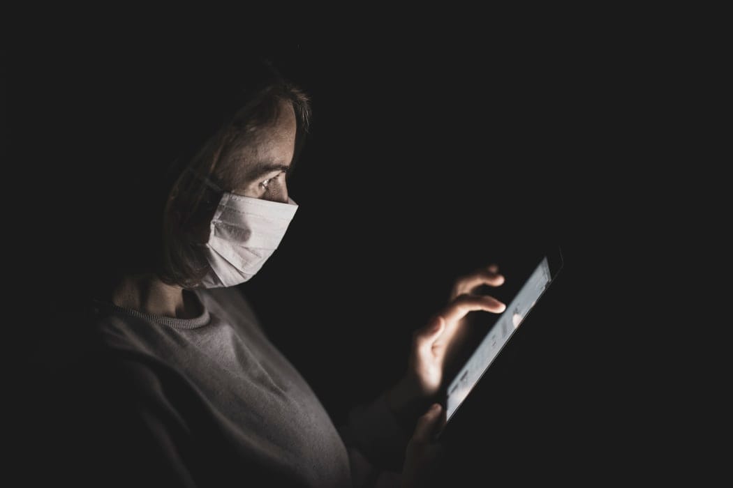 Összeáll a Google és az Apple, szólni fognak, ha koronavírusos beteggel kerültünk kapcsolatba