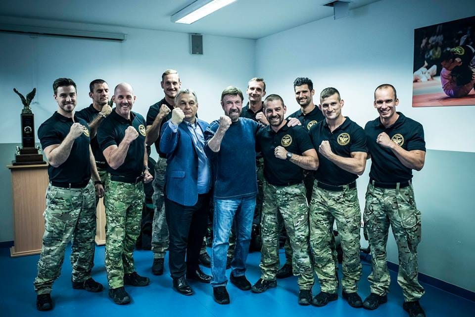 Hát persze, hogy Orbán is pózolt Chuck Norris-szal