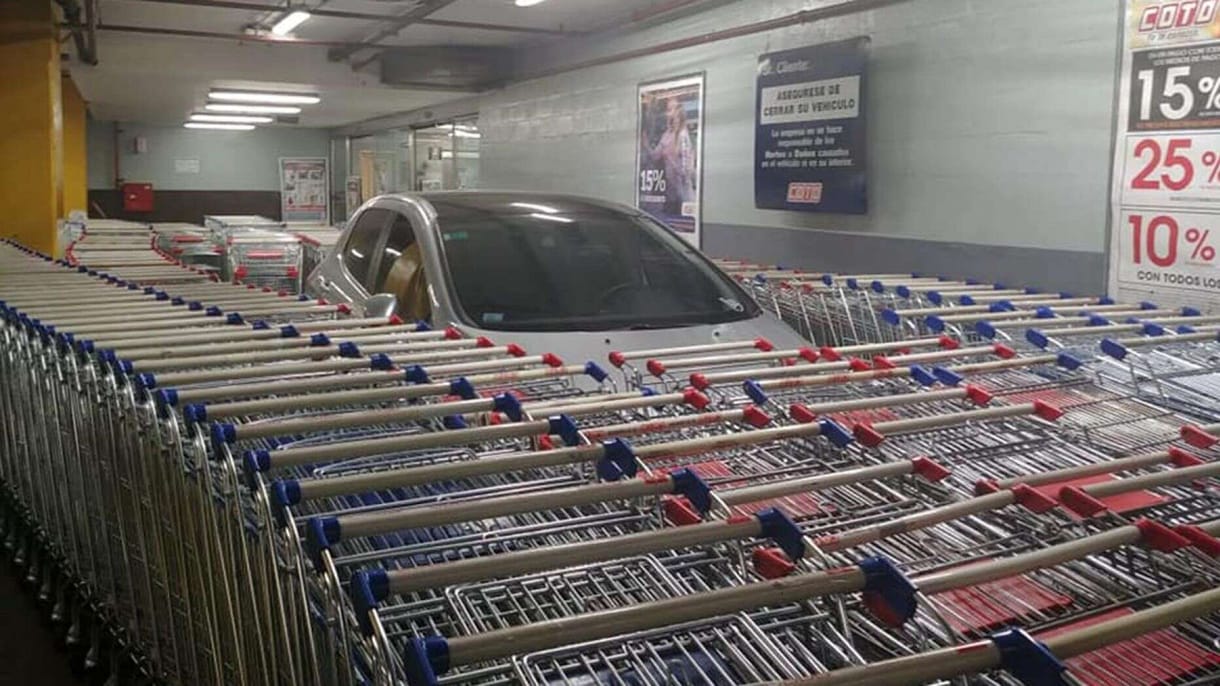 Beépítették a bevásárlókocsik közé a szabálytalanul leparkolt autót