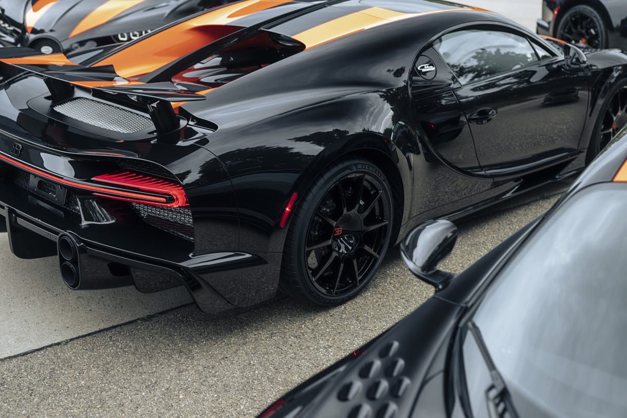 Videó: Mint egy köhögős háborús repülő, úgy indul a Bugatti Chiron 300+