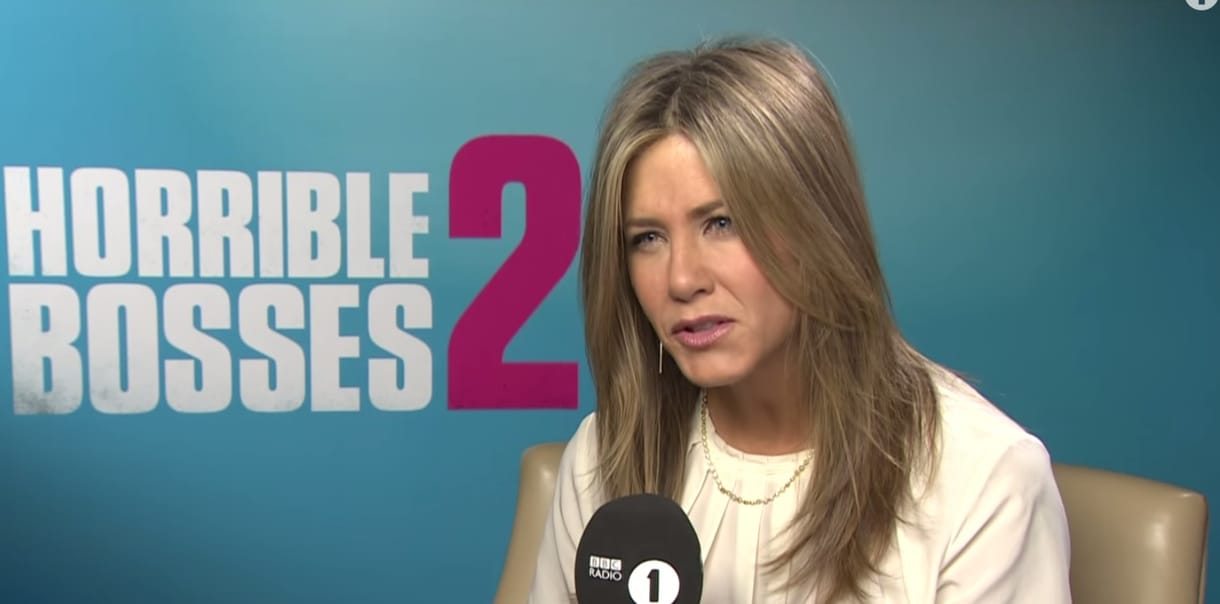 Jennifer Aniston szénné éget egy riportert – videó
