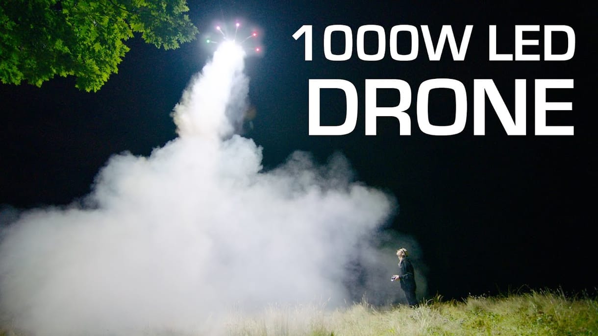 Ritka látvány: 1000 wattos fénnyel repül egy drón – videó