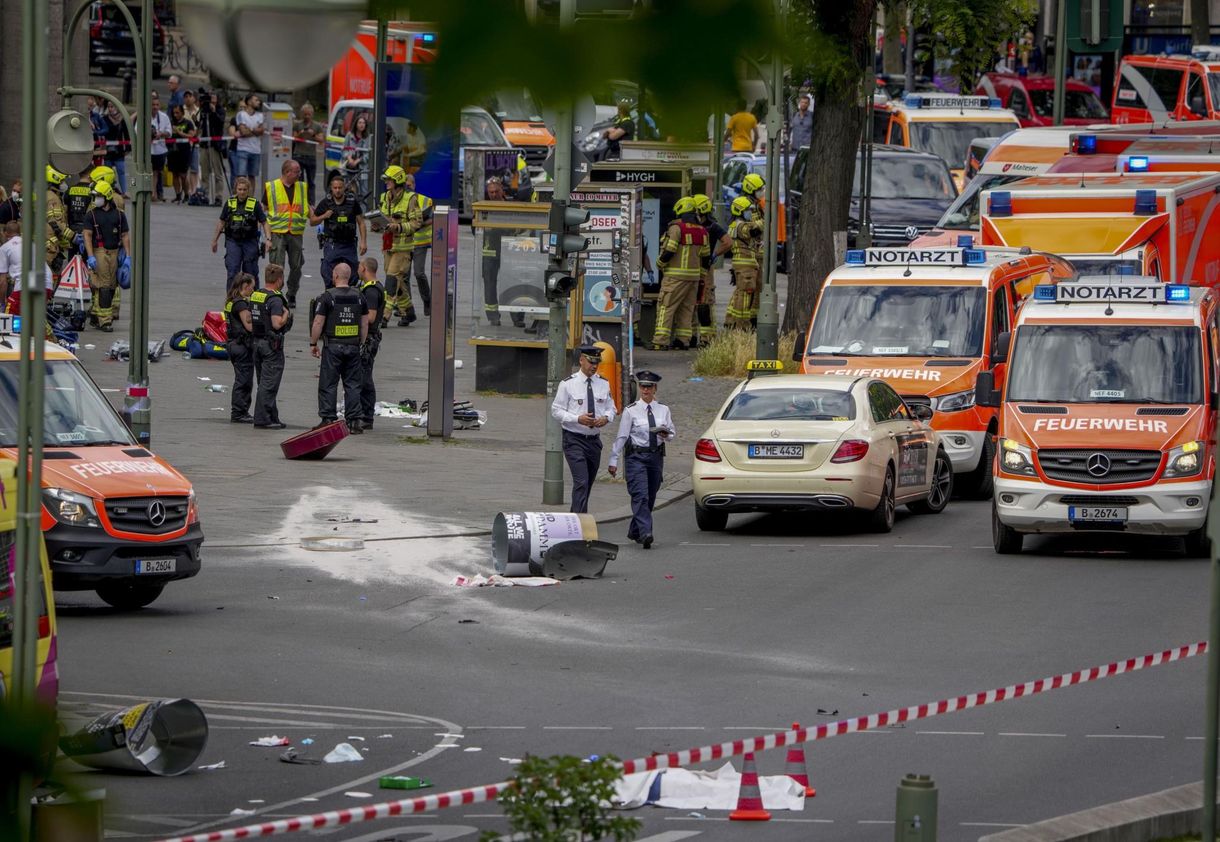 Tömegbe hajtott egy autó Berlinben: egy ember meghalt, többen megsérültek